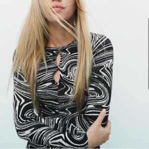 Zara Black And White Print Long Sleeve Knit Crop Top Size Small Bin 304